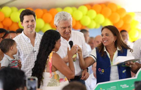 Em Posse, Caiado, Gracinha e Daniel entregam 50 moradias do programa Casas a Custo Zero